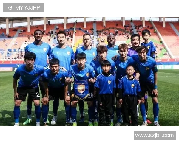 大连足球迎战石家庄球队期待精彩对决展现激情与实力的较量